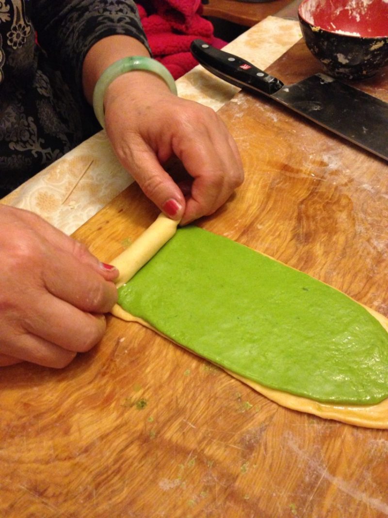 Steps for Making Rustic Fragrant Flower Rolls