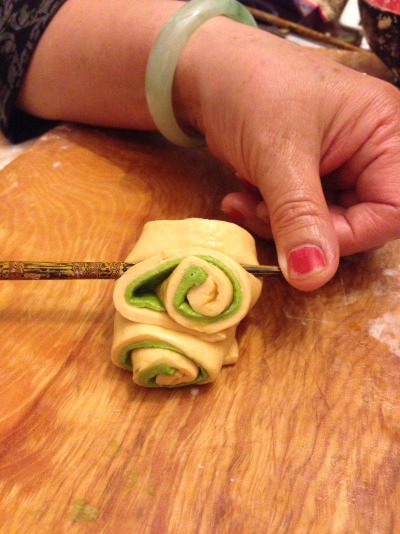 Steps for Making Rustic Fragrant Flower Rolls