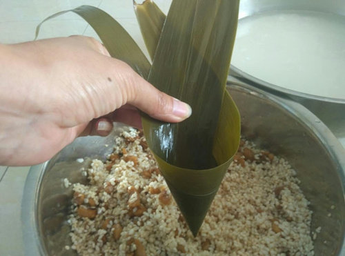 Steps for Making Teriyaki Chicken Leg and Salted Egg Yolk Zongzi