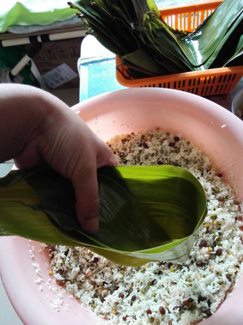 Detailed Steps for Cooking Five-Grain Salted Pork Zongzi