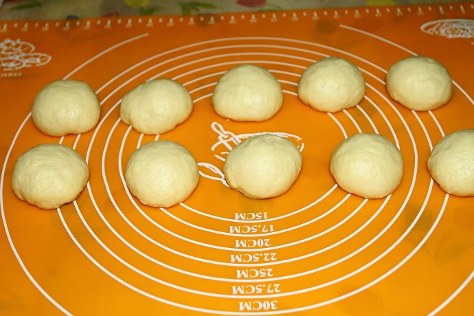 Steps for Making Flower-Shaped Red Bean Bread