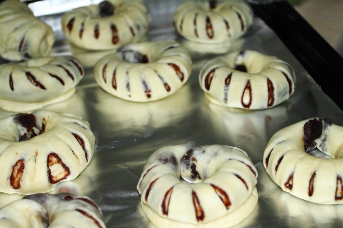 Steps for Making Flower-Shaped Red Bean Bread