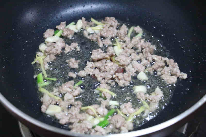 Steps for Making Sha Cha Minced Pork with Eggplant