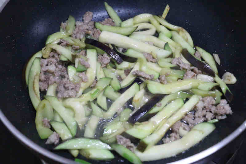 Steps for Making Sha Cha Minced Pork with Eggplant