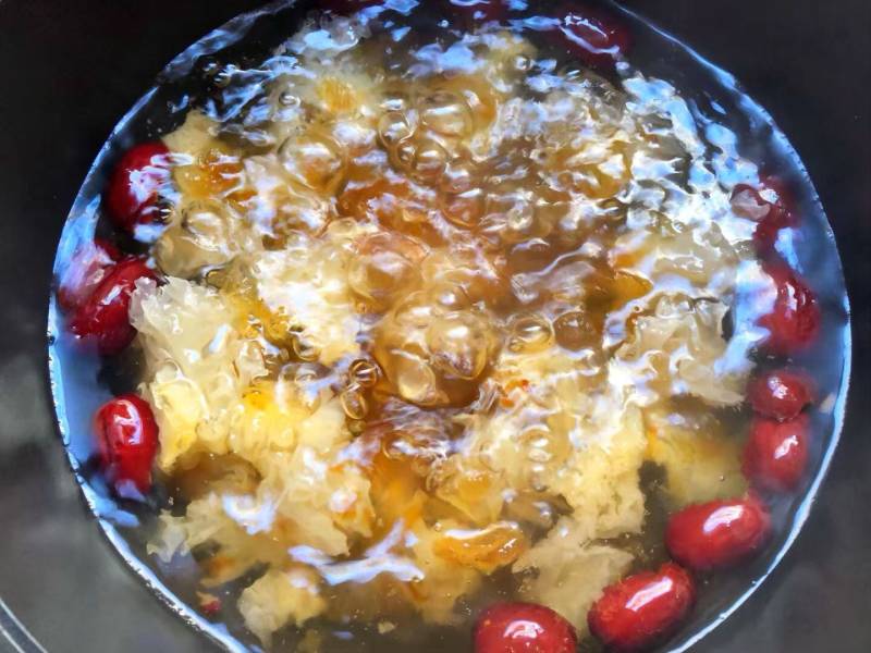 Step-by-Step Instructions for Peach Gum and Tremella Soup