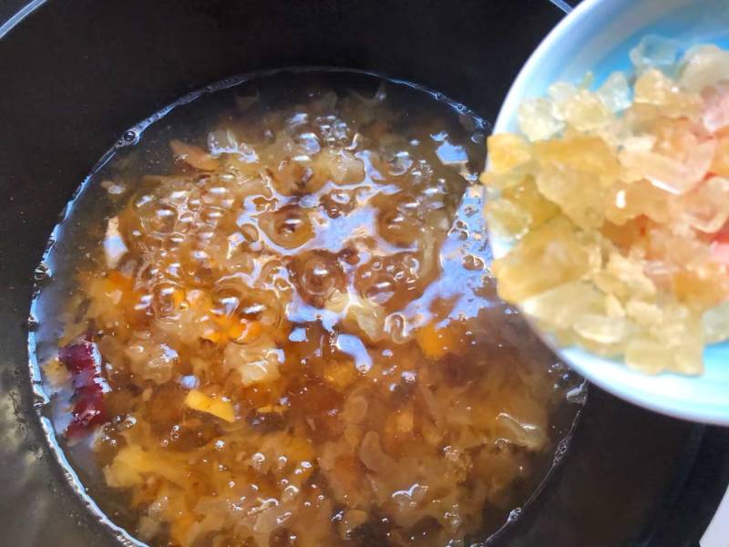 Step-by-Step Instructions for Peach Gum and Tremella Soup