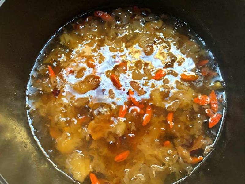 Step-by-Step Instructions for Peach Gum and Tremella Soup