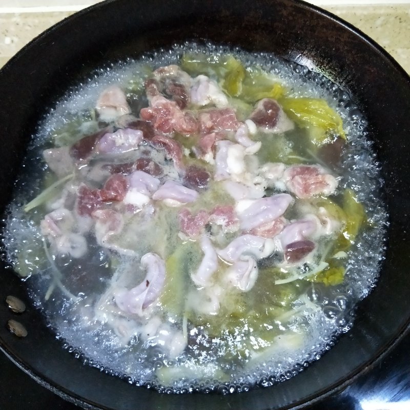 Steps for Cooking Sour and Spicy Pork Offal Soup