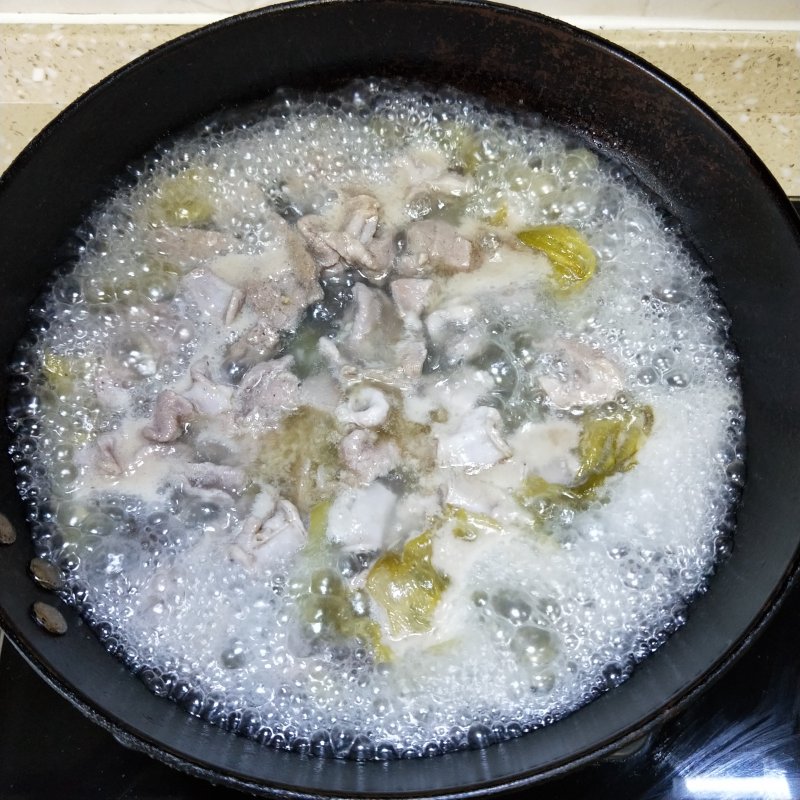 Steps for Cooking Sour and Spicy Pork Offal Soup