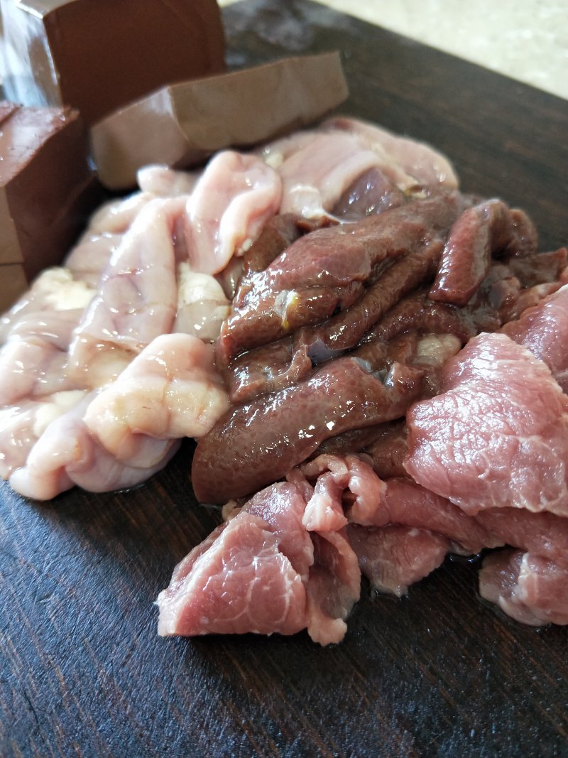 Steps for Cooking Sour and Spicy Pork Offal Soup