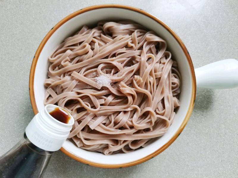 Steps for Making Corned Beef Sauce Buckwheat Noodles