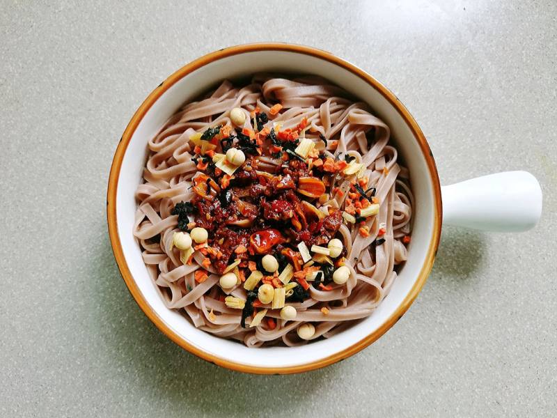 Steps for Making Corned Beef Sauce Buckwheat Noodles