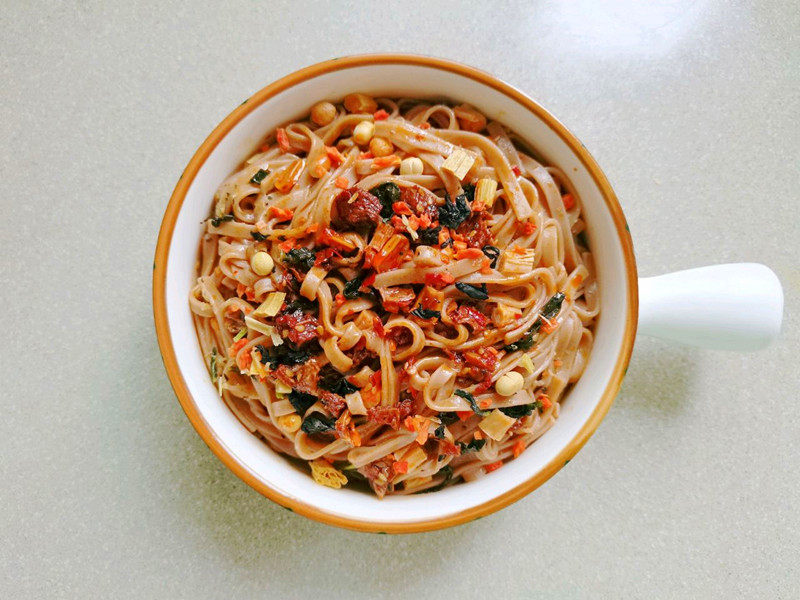 Steps for Making Corned Beef Sauce Buckwheat Noodles