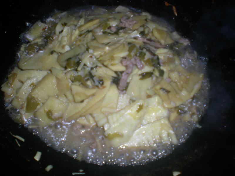 Steps for Cooking Sour and Spicy Pork with Pickled Cabbage and Bamboo Shoots