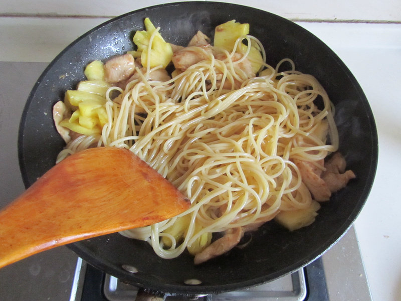 Step-by-Step Cooking Instructions for Pineapple Chicken Stir-Fried Noodles