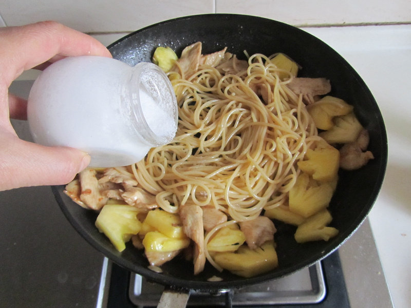 Step-by-Step Cooking Instructions for Pineapple Chicken Stir-Fried Noodles