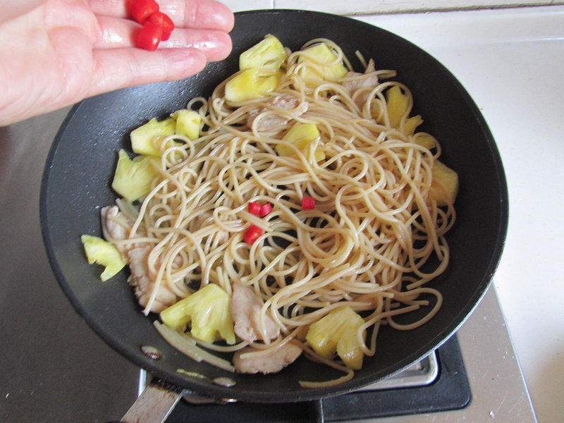 Step-by-Step Cooking Instructions for Pineapple Chicken Stir-Fried Noodles