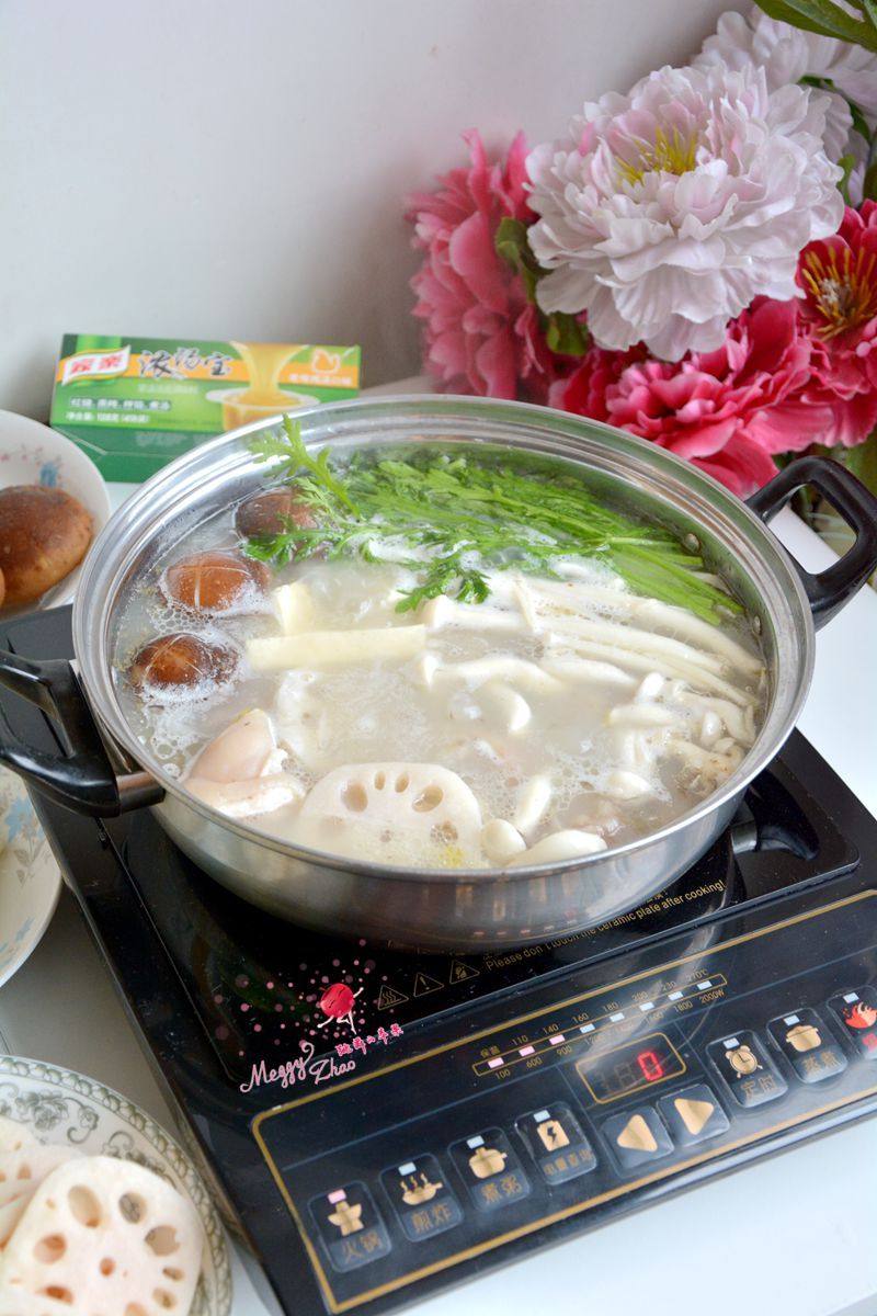 Pig Trotter and Mushroom Hot Pot