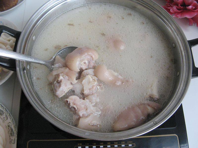 Steps for Cooking Pig Trotter and Mushroom Hot Pot