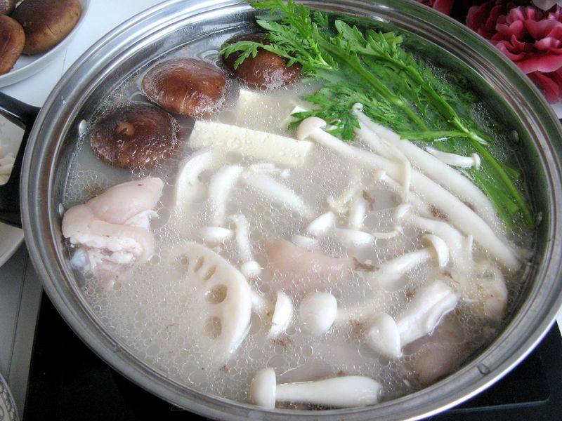 Steps for Cooking Pig Trotter and Mushroom Hot Pot