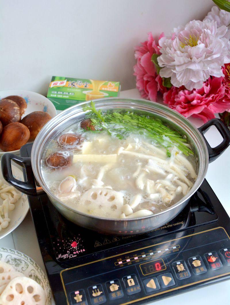 Pig Trotter and Mushroom Hot Pot