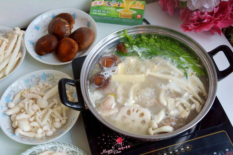 Pig Trotter and Mushroom Hot Pot