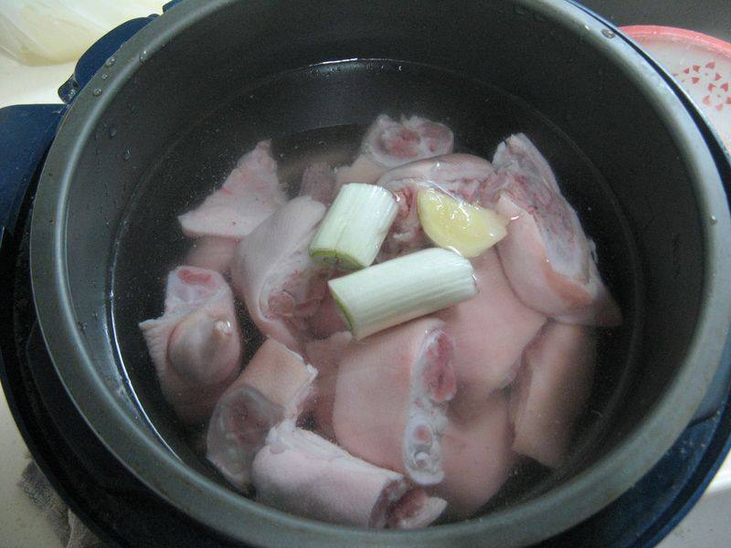 Steps for Cooking Pig Trotter and Mushroom Hot Pot