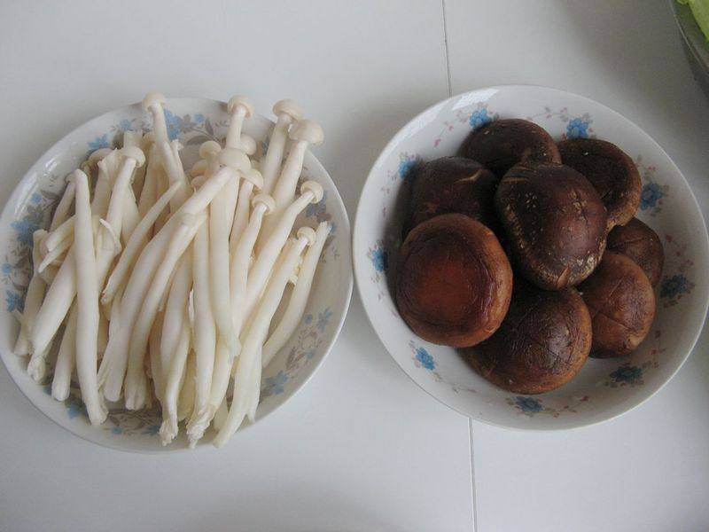 Steps for Cooking Pig Trotter and Mushroom Hot Pot