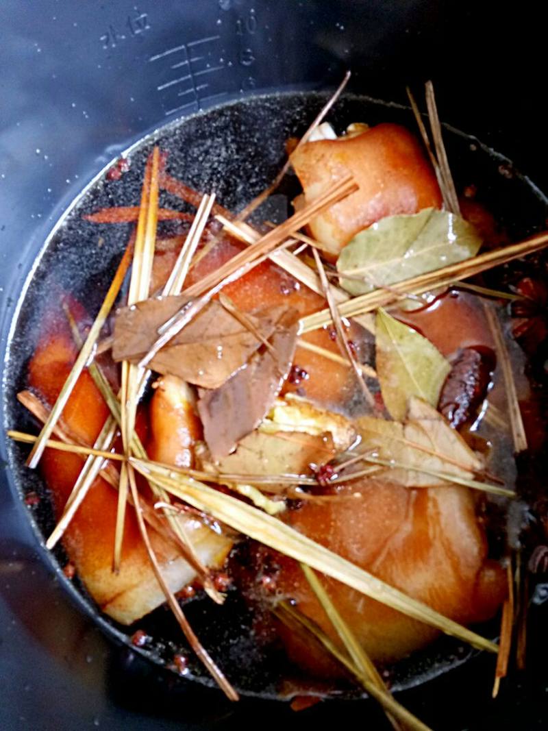 Steps for Making Braised Pig's Trotters