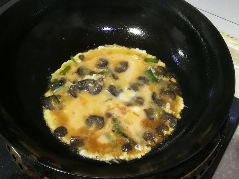 Steps to Make Tender and Smooth Sea Cucumber Scrambled Eggs