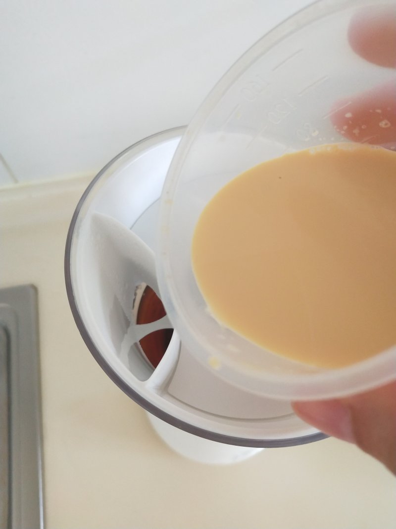 Steps for Making Iced Yin Yang Milk Tea