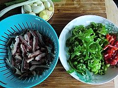 【Feathered and Furred Beasts】---Stir-Fried Green Pepper with Pork Heart Cooking Steps