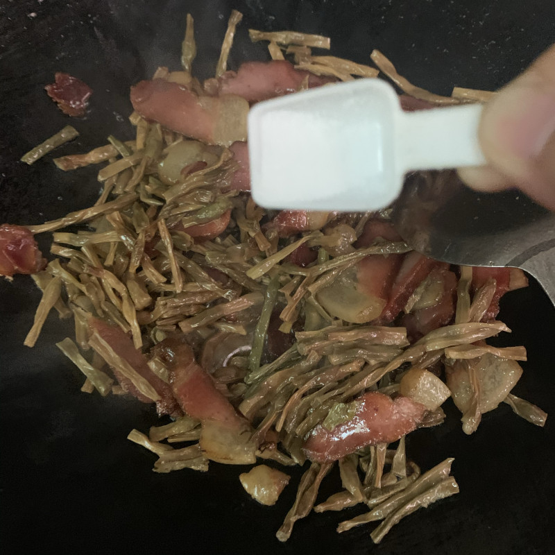 Steps for Cooking Dried Green Beans Stir-Fried with Preserved Pork