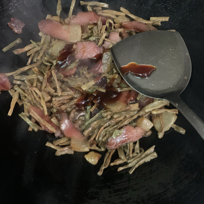 Steps for Cooking Dried Green Beans Stir-Fried with Preserved Pork