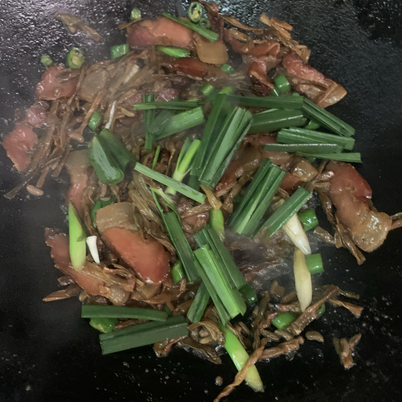 Steps for Cooking Dried Green Beans Stir-Fried with Preserved Pork