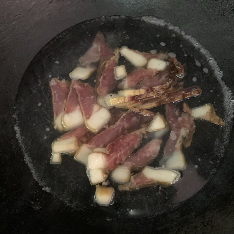 Steps for Cooking Dried Green Beans Stir-Fried with Preserved Pork