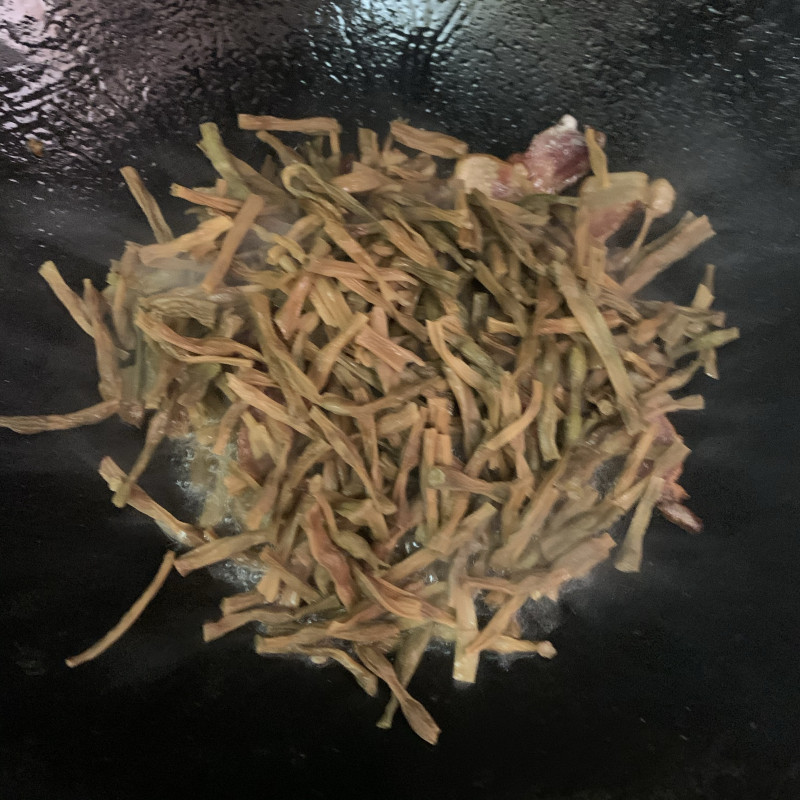 Steps for Cooking Dried Green Beans Stir-Fried with Preserved Pork