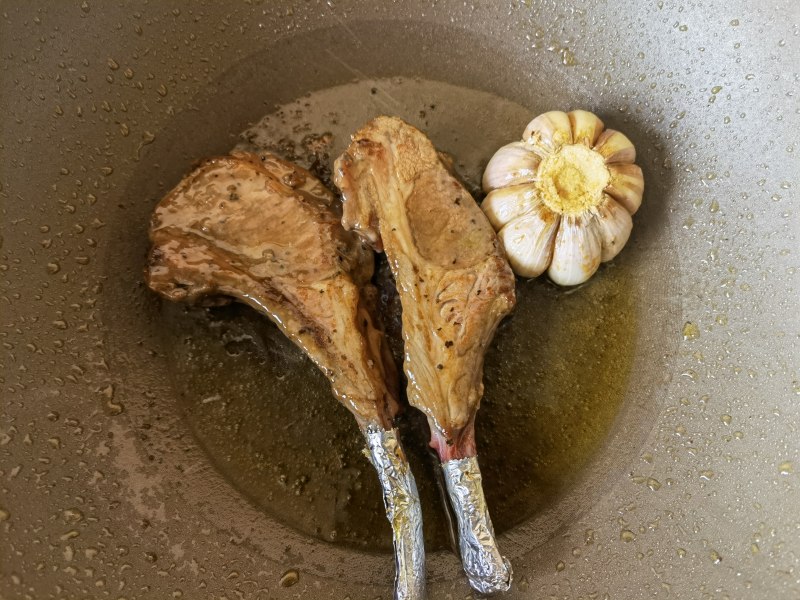 Steps for Cooking Rosemary Garlic Pan-Fried French Lamb Chops