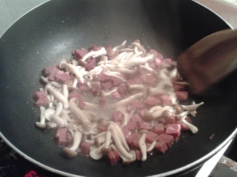 Cooking Steps for Tomato Beef Stir-Fried Italian Conchiglie Pasta