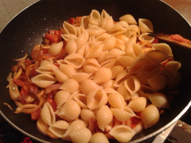 Cooking Steps for Tomato Beef Stir-Fried Italian Conchiglie Pasta