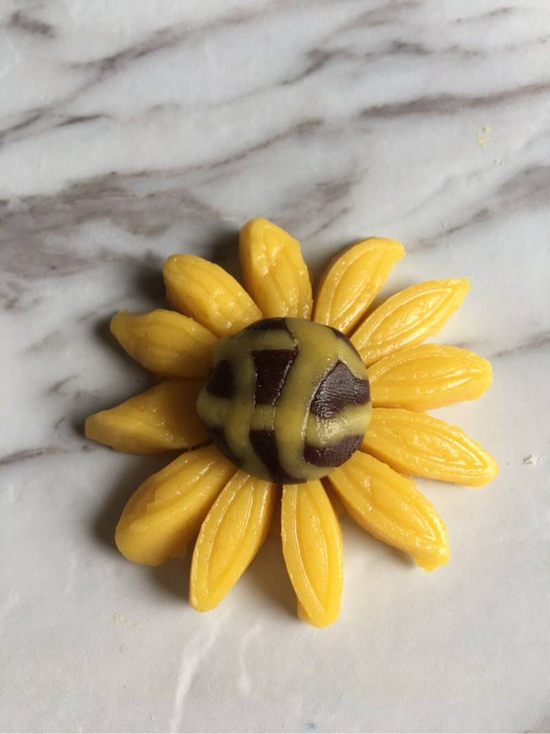 Steps for Making Sunflower Cookies