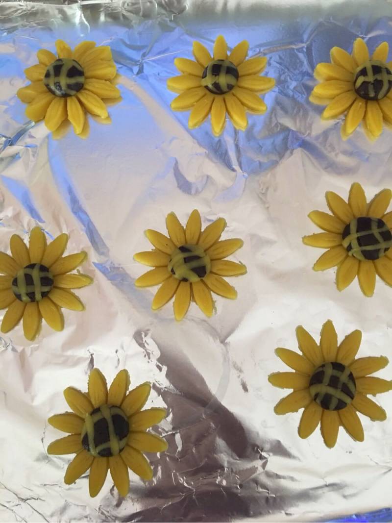 Steps for Making Sunflower Cookies