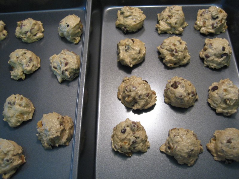 Detailed Steps for Cooking Afternoon Treat for Summer Kids (Chocolate Chip Cookies) - Chocolate Walnut Crumble Cookies