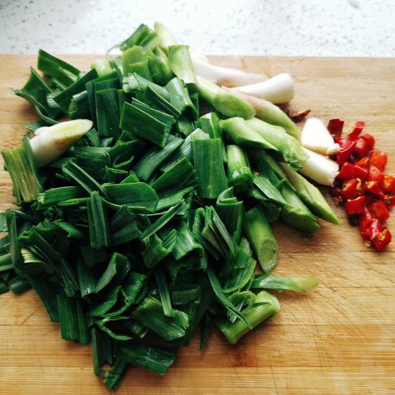 Stir-Fried Garlic Sprouts with Beef - Step 4