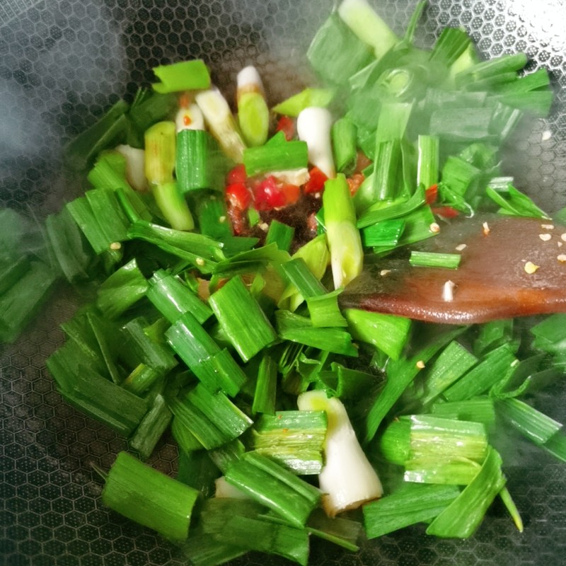 Stir-Fried Garlic Sprouts with Beef - Step 7