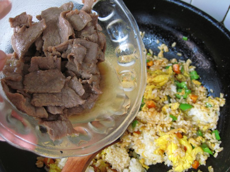 Detailed Steps for Cooking Creative Recipe for Leftover Rice: Sha Cha Beef Rice