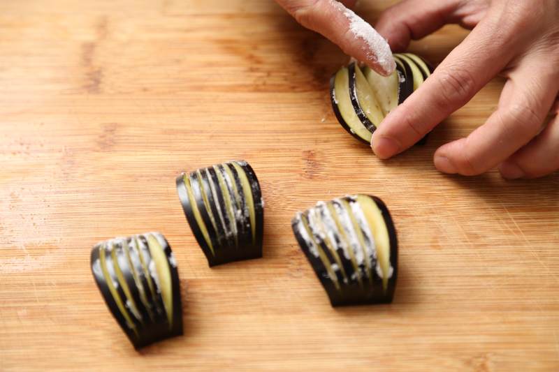 Steps for Making Eggplant Lanterns