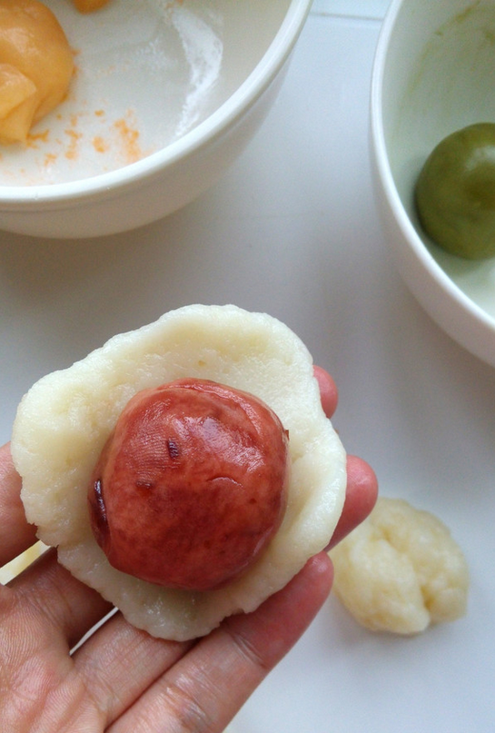 Steps for Making Five-color Sakura Mochi and Fruits