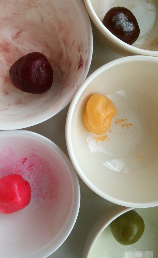 Steps for Making Five-color Sakura Mochi and Fruits