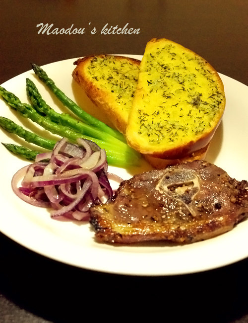 Black Pepper Red Wine Roasted Lamb Chops with Garlic Bread